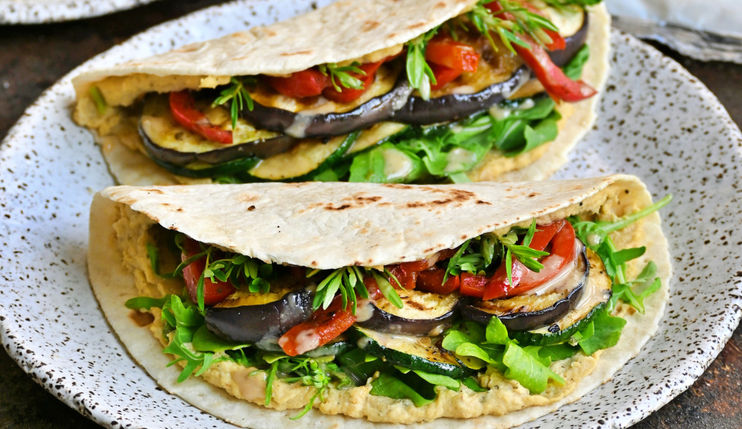 Przepis na Piadina z Hummusem, Grillowaną Papryką, Bakłażanem i Cukinią