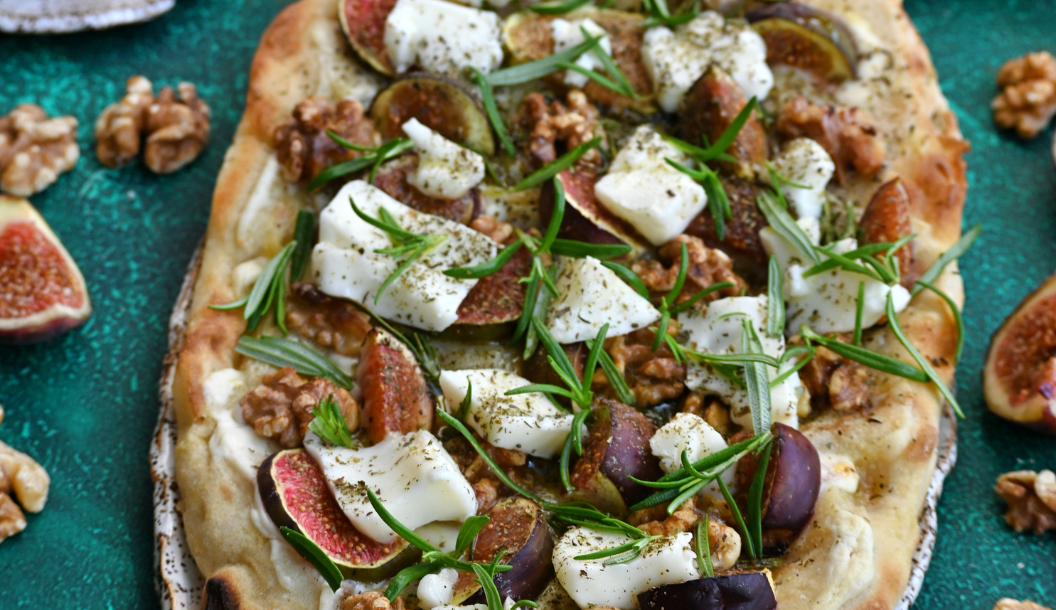 Przepis na Pinsa z Figami, Orzechami Włoskimi, Serem Camembert i Miodem