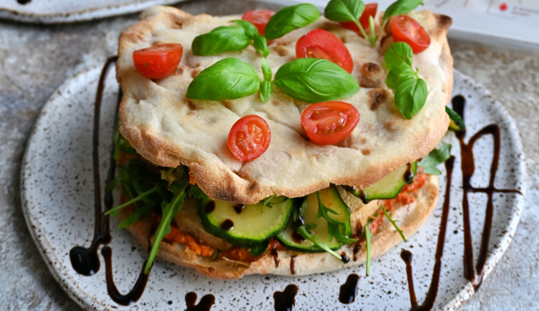 Przepis na Kanapkę z Pinsy Gourmet z Pastą Paprykową, Tofu i Grillowanym Bakłażanem