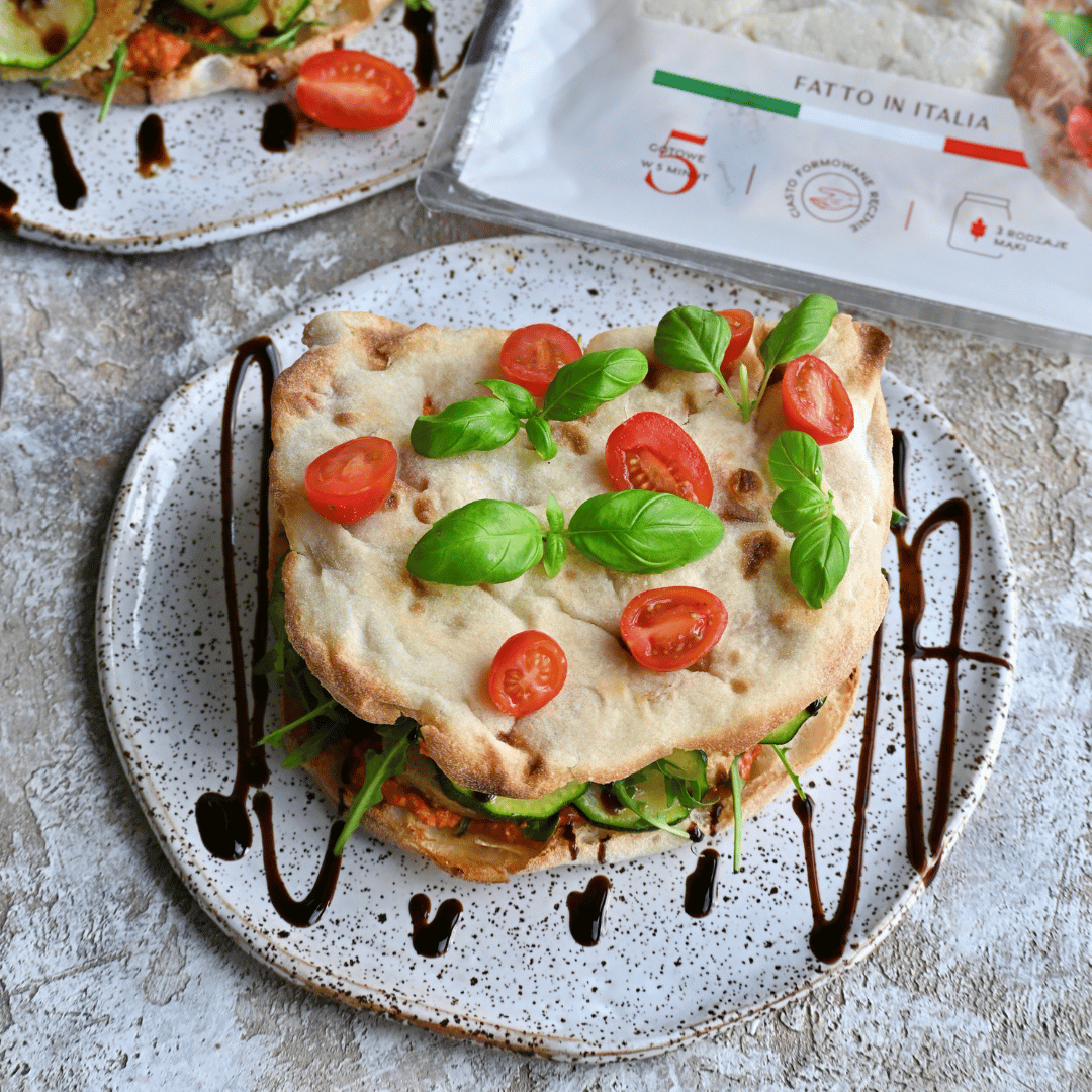 Przepis na Kanapkę z Pinsy Gourmet z Pastą Paprykową, Tofu i Grillowanym Bakłażanem